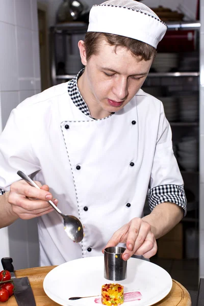 Chef preparing food in the kitchen — Stock Photo, Image