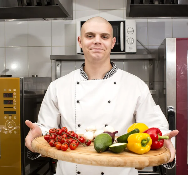 Koch bereitet Essen in der Küche zu — Stockfoto