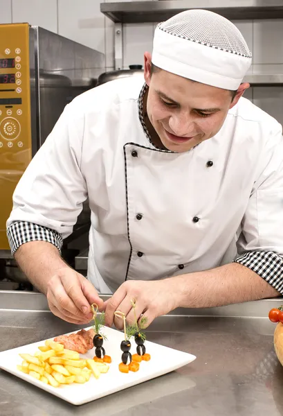 Chef bereidt eten in de keuken — Stockfoto