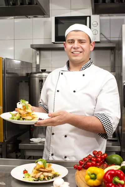 Bucătar care pregătește mâncare în bucătărie — Fotografie, imagine de stoc