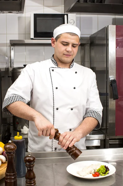 Chef preparando comida en la cocina —  Fotos de Stock