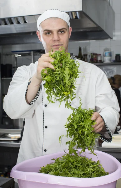 Chef preparar comida na cozinha — Fotografia de Stock