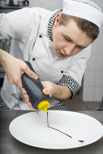 Chef preparando comida en la cocina —  Fotos de Stock