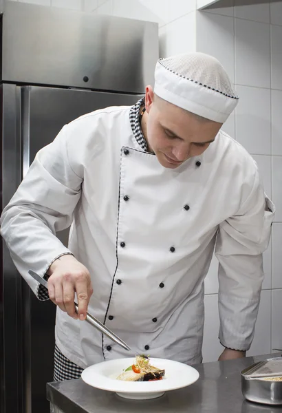 Chef préparant la nourriture dans la cuisine — Photo