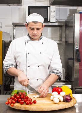 Şef mutfakta yemek hazırlıyor.