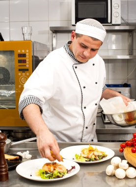 Şef mutfakta yemek hazırlıyor.