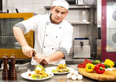 Şef mutfakta yemek hazırlıyor.