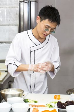rulo suşi yapmak restoranında Japon aşçı