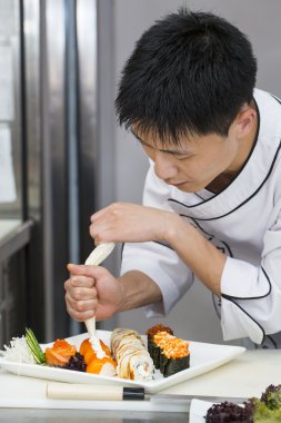 rulo suşi yapmak restoranında Japon aşçı