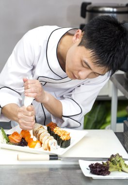 bir plaka suşi Japon aşçı