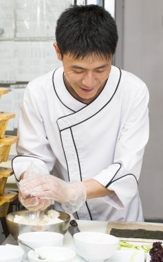 bir plaka suşi Japon aşçı