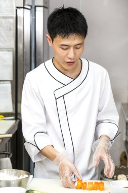 bir plaka suşi Japon aşçı