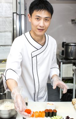 bir plaka suşi Japon aşçı