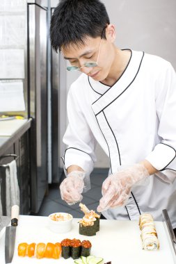 bir plaka suşi Japon aşçı