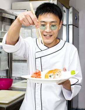 bir plaka suşi Japon aşçı