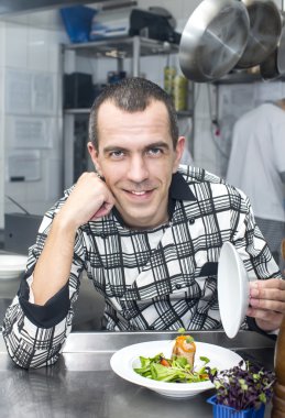 Şef mutfakta yemek hazırlıyor.