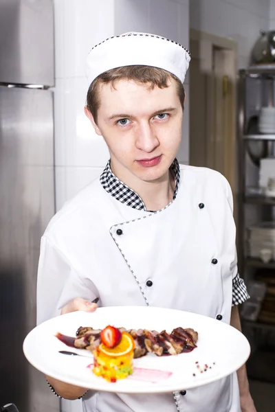 Koch bereitet Essen in der Küche zu — Stockfoto