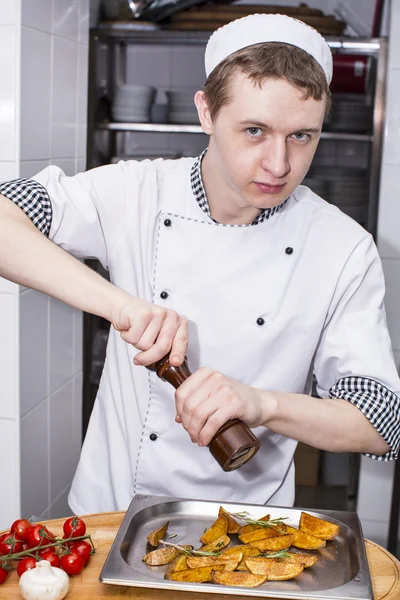 Koch bereitet Essen in der Küche zu — Stockfoto