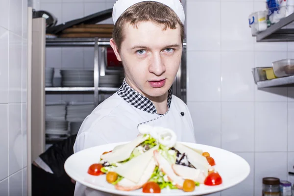 Chef preparar comida na cozinha — Fotografia de Stock