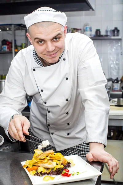 Chef preparar comida na cozinha — Fotografia de Stock