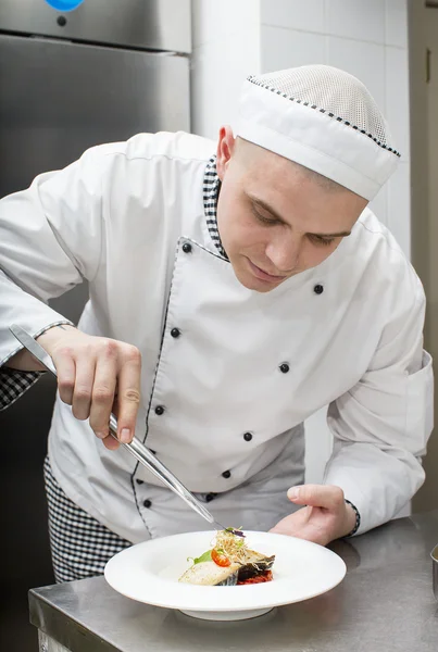 Chef preparar comida na cozinha — Fotografia de Stock