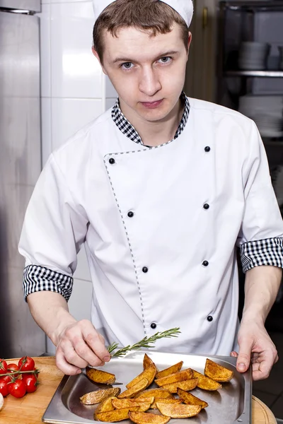 Шеф-повар готовит еду на кухне — стоковое фото