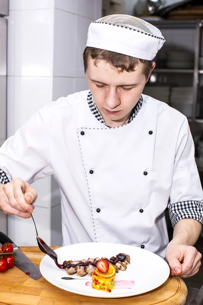 Koch bereitet Essen in der Küche zu — Stockfoto