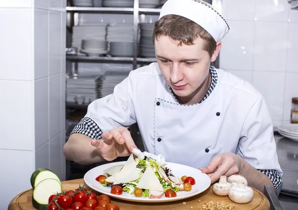 Chef preparar comida na cozinha — Fotografia de Stock