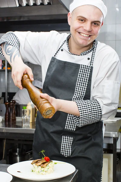 Koch bereitet Essen in der Küche zu — Stockfoto