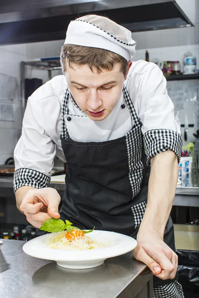 Chef preparar comida na cozinha — Fotografia de Stock