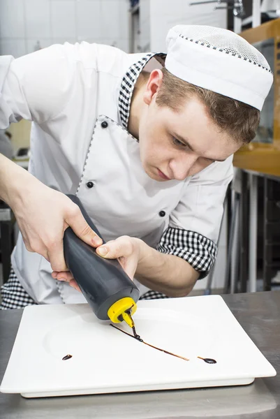 Chef preparar comida na cozinha — Fotografia de Stock