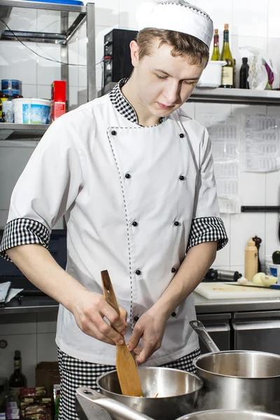 Chef preparar comida na cozinha — Fotografia de Stock