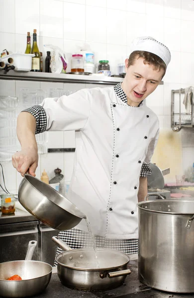 Chef préparant la nourriture dans la cuisine — Photo