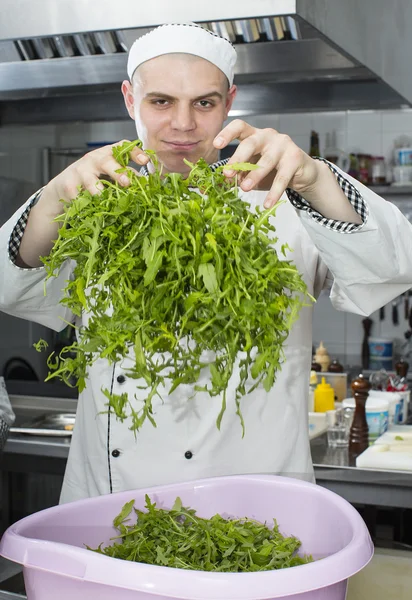 Chef preparando comida en la cocina —  Fotos de Stock