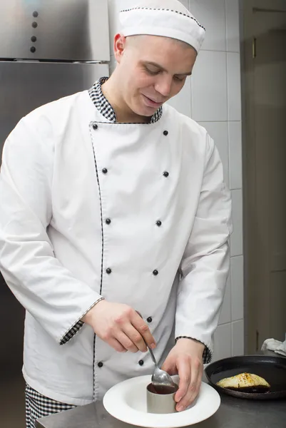 Koch bereitet Essen in der Küche zu — Stockfoto