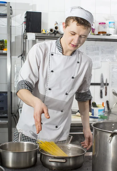 Chef preparando comida en la cocina —  Fotos de Stock