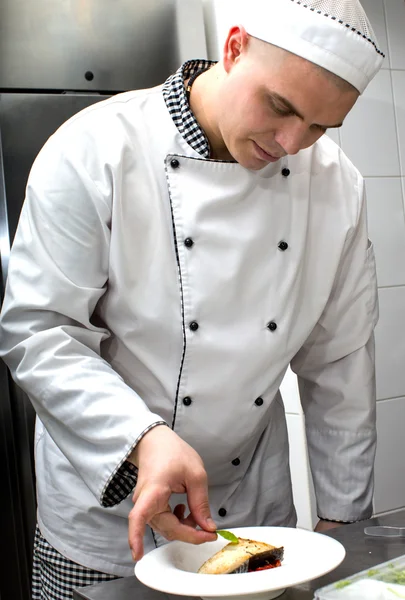 Koch bereitet Essen in der Küche zu — Stockfoto