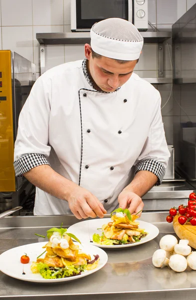 Koch bereitet Essen in der Küche zu — Stockfoto