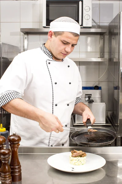 Chef préparant la nourriture dans la cuisine — Photo