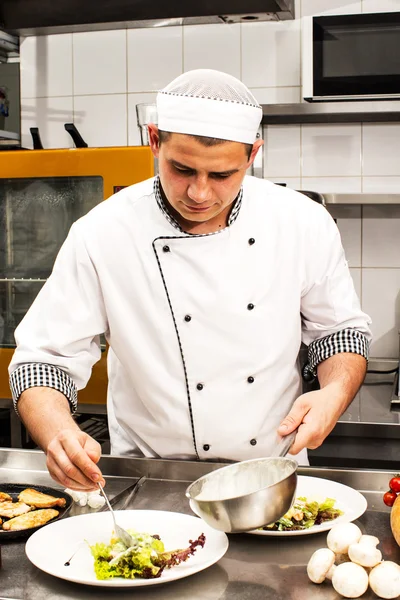Koch bereitet Essen in der Küche zu — Stockfoto