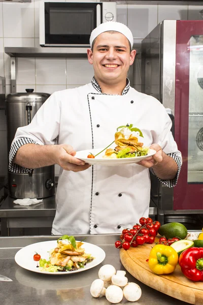 Chef bereidt eten in de keuken — Stockfoto