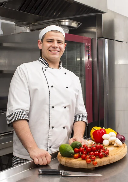 Koch bereitet Essen in der Küche zu — Stockfoto