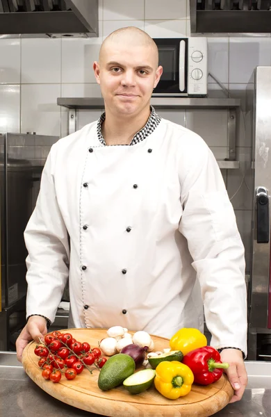 Koch bereitet Essen in der Küche zu — Stockfoto