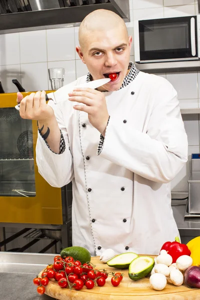 Chef preparar comida na cozinha — Fotografia de Stock