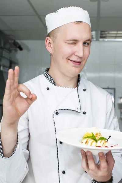 Chef préparant la nourriture dans la cuisine — Photo