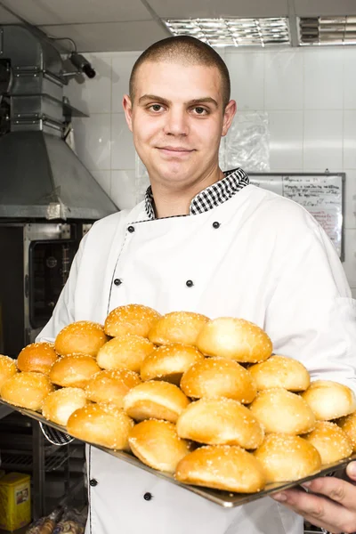 Koch bereitet Essen in der Küche zu — Stockfoto