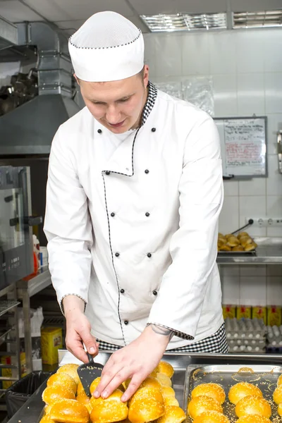 Chef preparing food in the kitchen — Stock Photo, Image