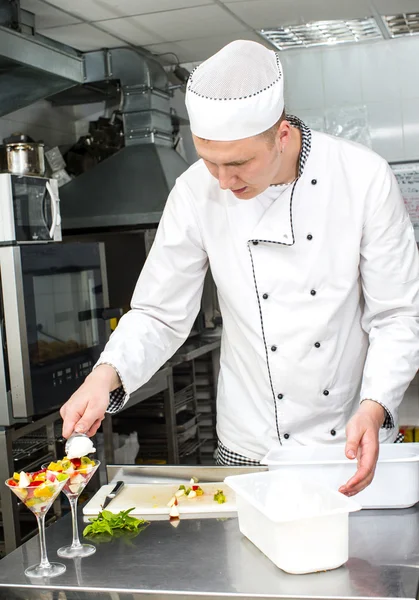 Chef preparing food in the kitchen — Stock Photo, Image