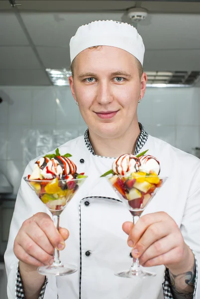 Chef preparar comida na cozinha — Fotografia de Stock