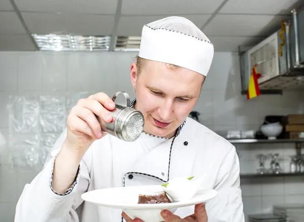 Koch bereitet Essen in der Küche zu — Stockfoto